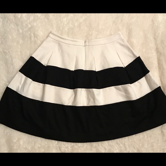 Express black & white striped skirt - Picture 2 of 3